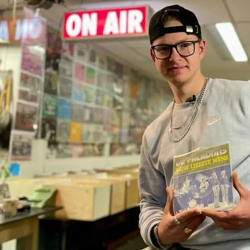 Stokoude muziek voor piepjong publiek: Jordie Hemsens (Hemoes) draait piratenmuziek op TikTok. © RTV Drenthe/Jeanine Hofsteenge